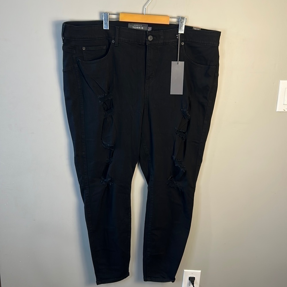 Torrid NWT Bombshell Skinny Lycra First at Fit Black Distressed Women's 26T